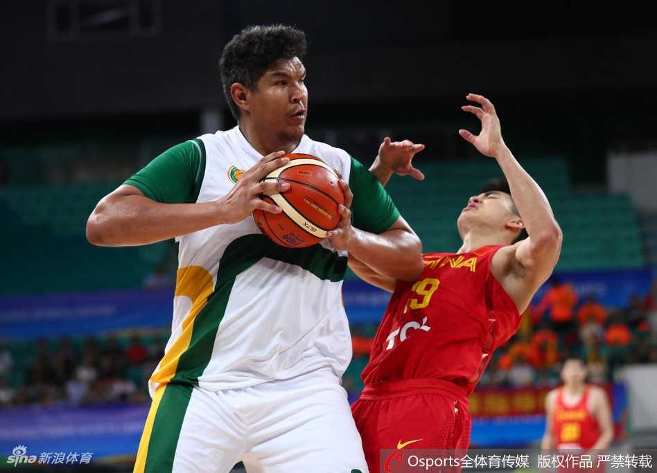 胡金秋在反击中如飞天猛将般高高跃起，单手将球狠狠砸进篮筐，眼神中充满了年轻人的霸气。