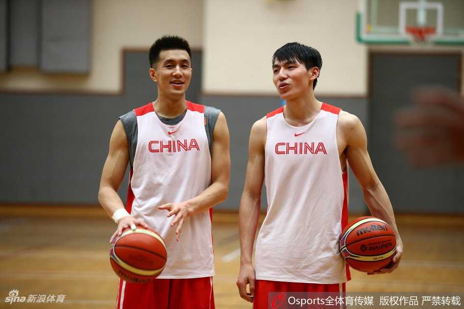 男篮核心易建联在训练中目光如炬，神情专注地投入每一个战术配合，领袖气质尽显无疑。