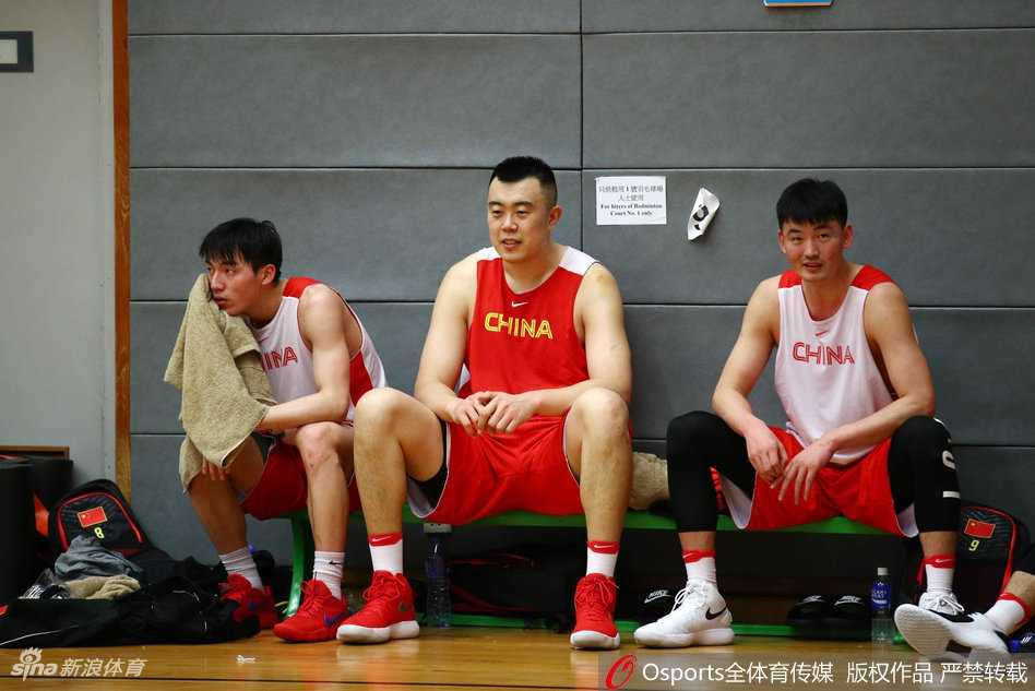 胡金秋在内线卡位要球，年轻的面庞上写满了坚毅，这位小将正努力在蓝队中承担起更重的责任。