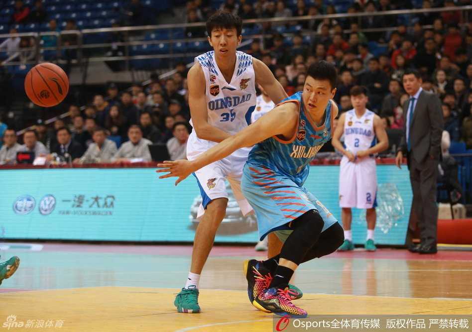 布莱切利用梦幻脚步晃开防守，轻舒猿臂抛投打板入筐