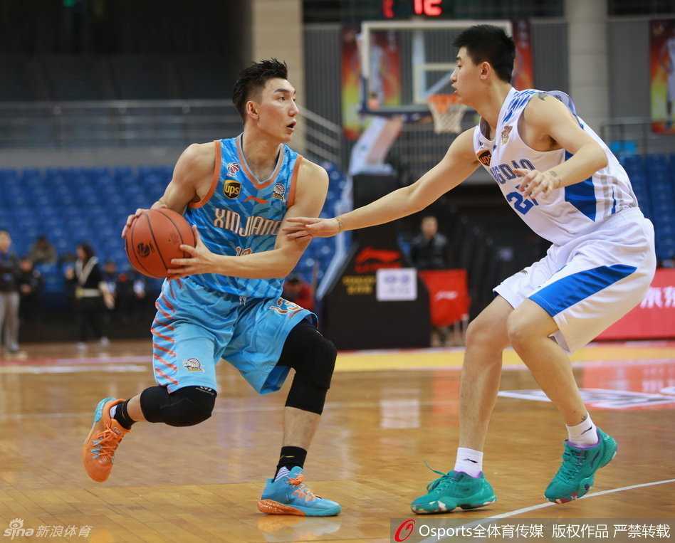 俞长栋篮下强起造成犯规，肌肉碰撞间尽显硬汉本色