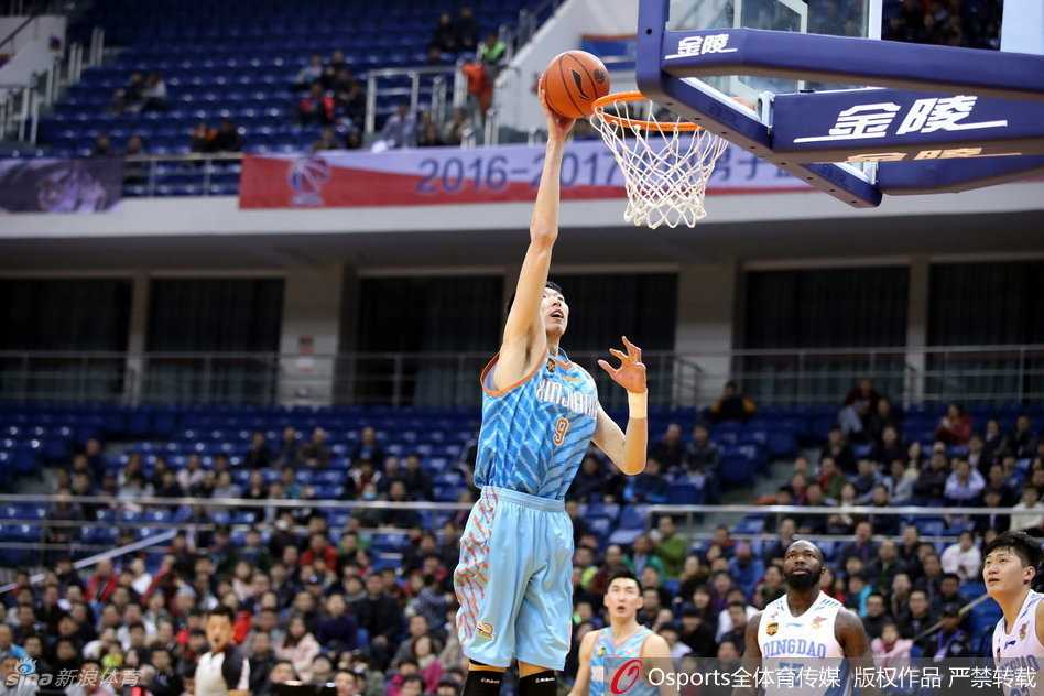 周琦在对手严防下依然高举高打，单手劈扣展现中国长城威力