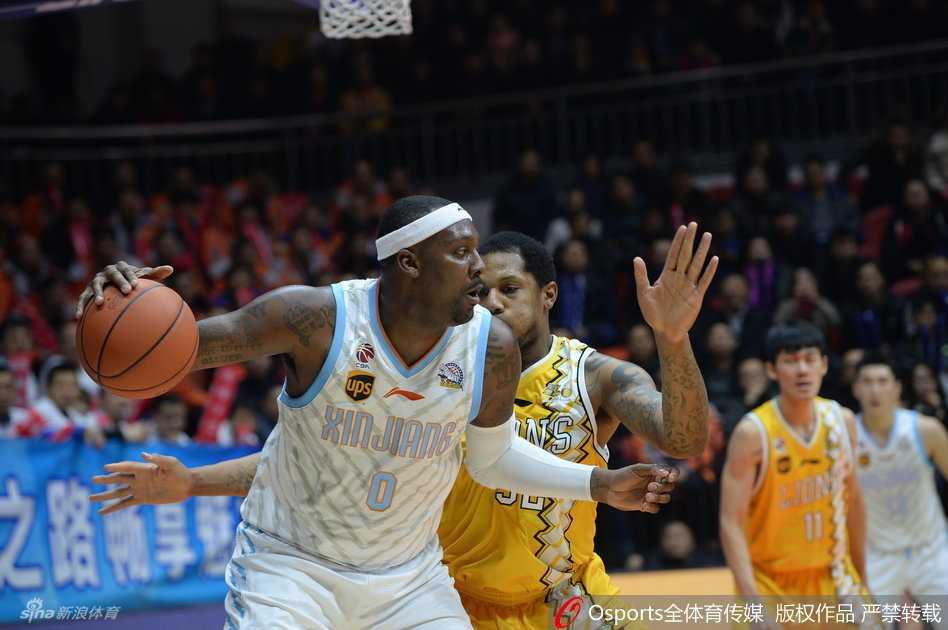 新疆队重型武器布莱切在禁区深处接球，他利用敦实的身躯像坦克般碾压防守，随后轻巧地完成了一记抛投，指尖的柔和手感与刚才的强硬对抗形成鲜明对比。