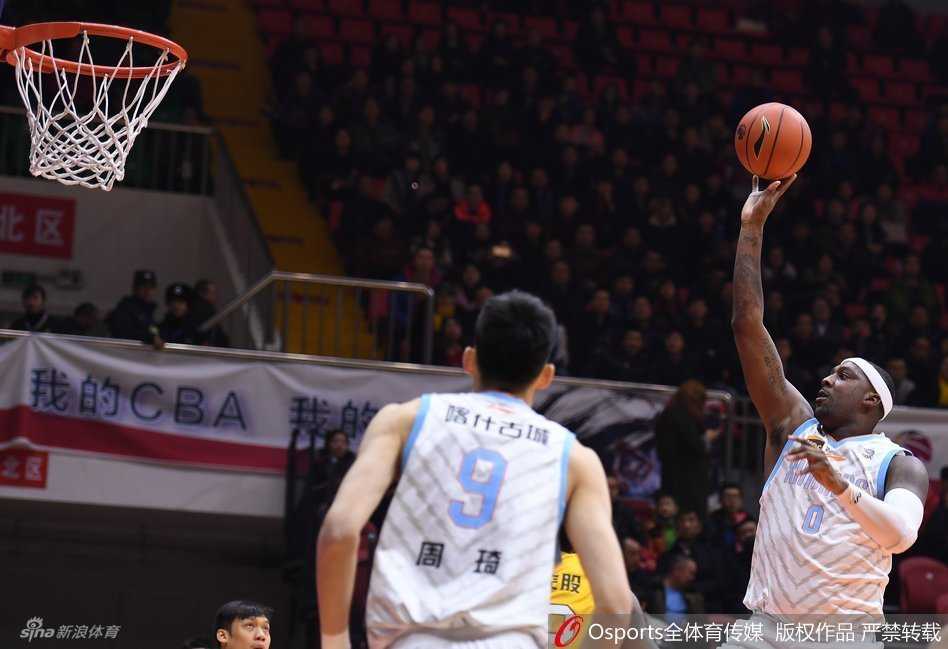 广厦外援福特森在严密包夹下依然奋力跃起，他在空中失去平衡的情况下，艰难地将球传给底角的队友，即使摔倒在地，他的视线也始终紧盯着篮球的方向。