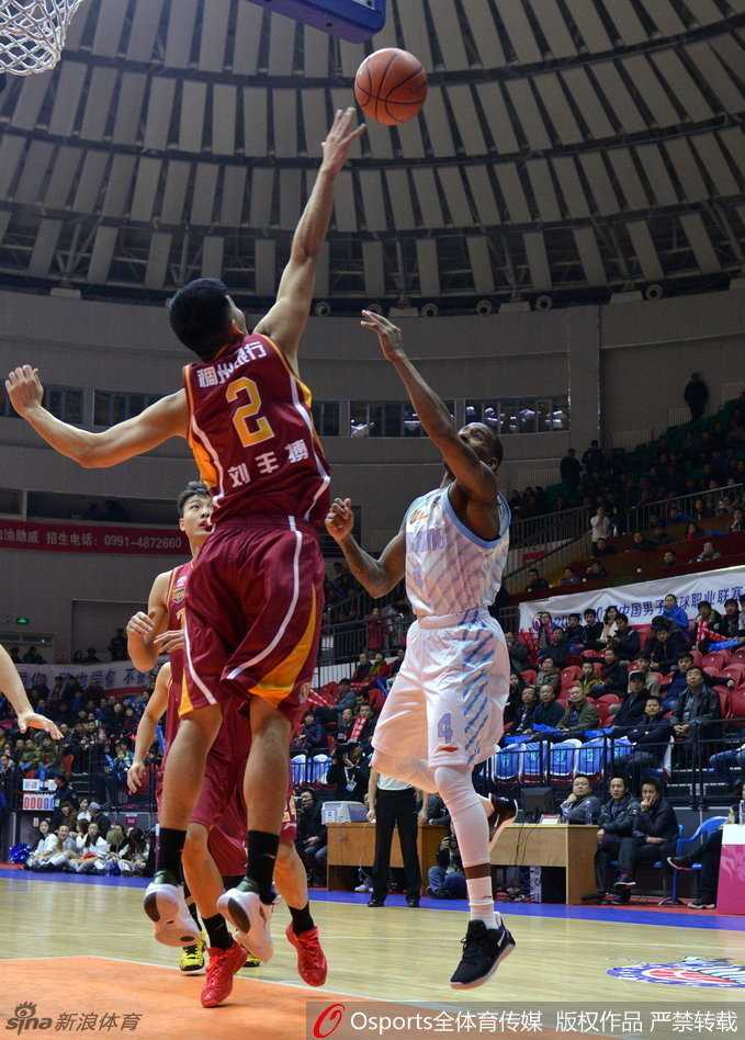 刘丰博飞身封盖亚当斯，后者失去平衡倒地，裁判哨声将响未响