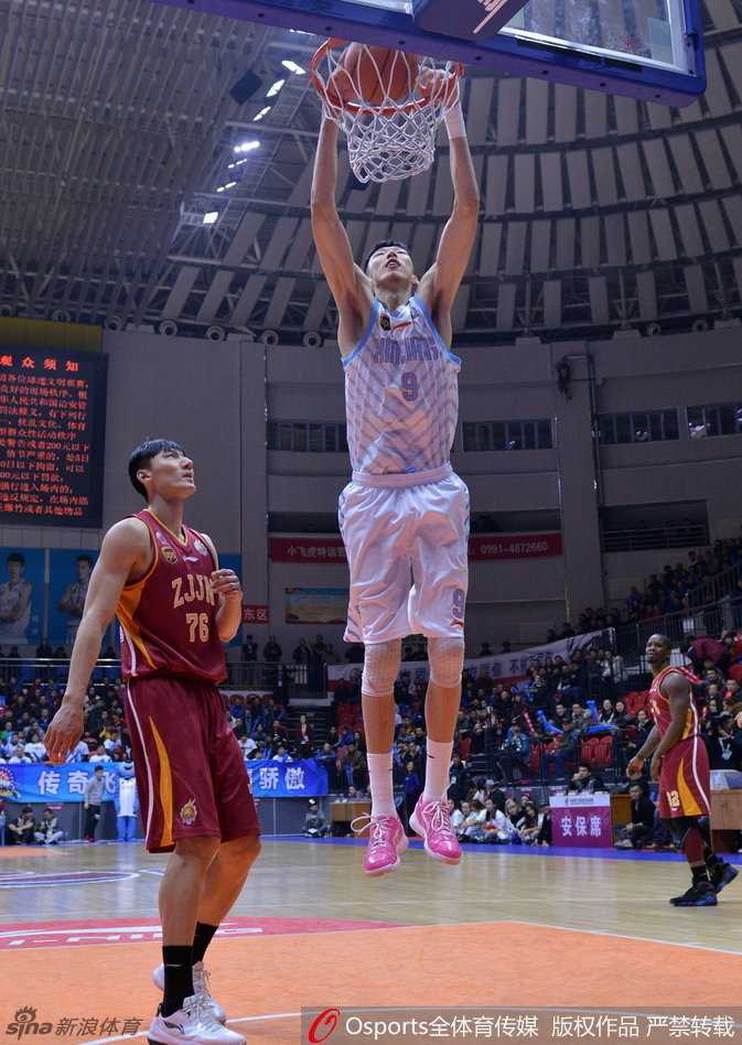 李根面对沃伦的防守，双手抱球，眼神中充满怒火与质问