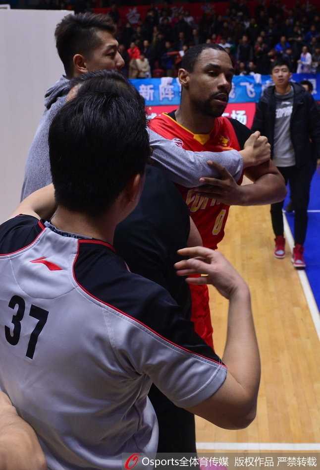 赛场上的硝烟还未散尽，西热力江与深圳外援朗福德在退场时手臂交缠，两人眼中都冒着火星，一旁的队友赶忙上前试图将两人分开。