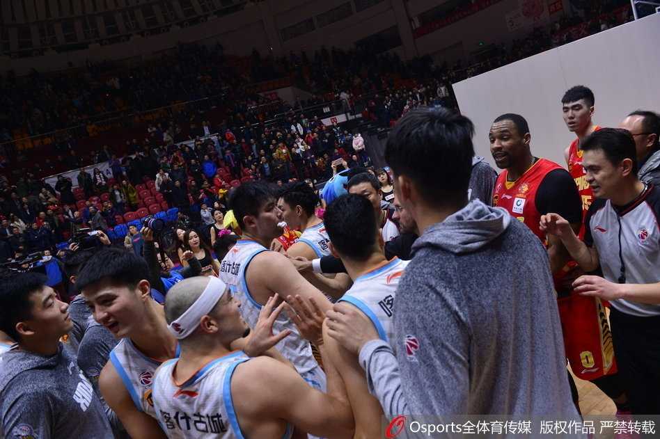 深圳外援萨林杰如同一头被激怒的公牛，在安保人员和队友组成的人墙中左冲右突，他满脸通红，手臂奋力挥舞，只想冲破阻拦冲向主队通道深处。