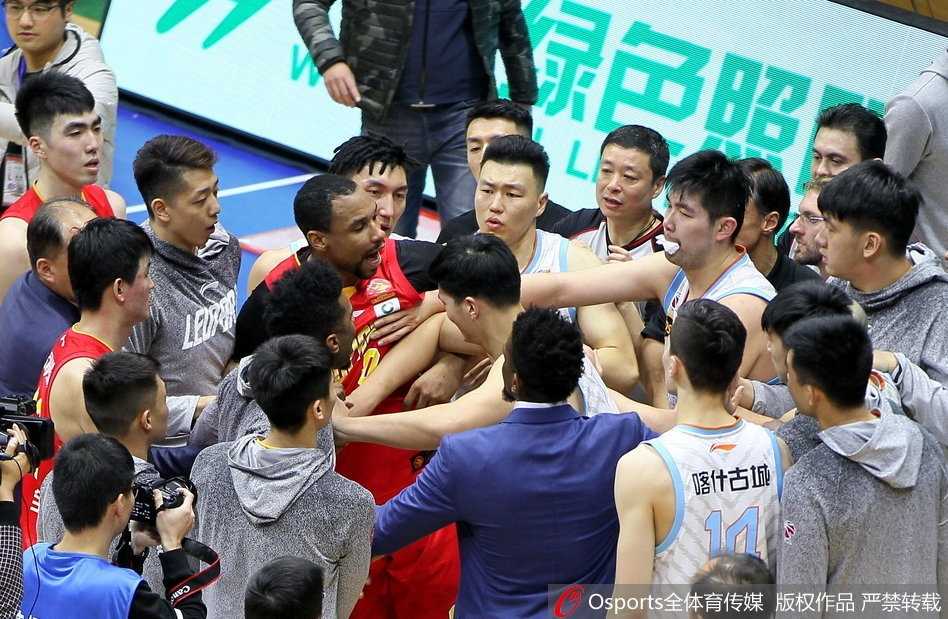 事件平息后，现场工作人员蹲在地上，仔细查看那块被踹坏的广告牌，零散的碎片散落在地，背景里球员通道的灯光显得格外刺眼而冷清。