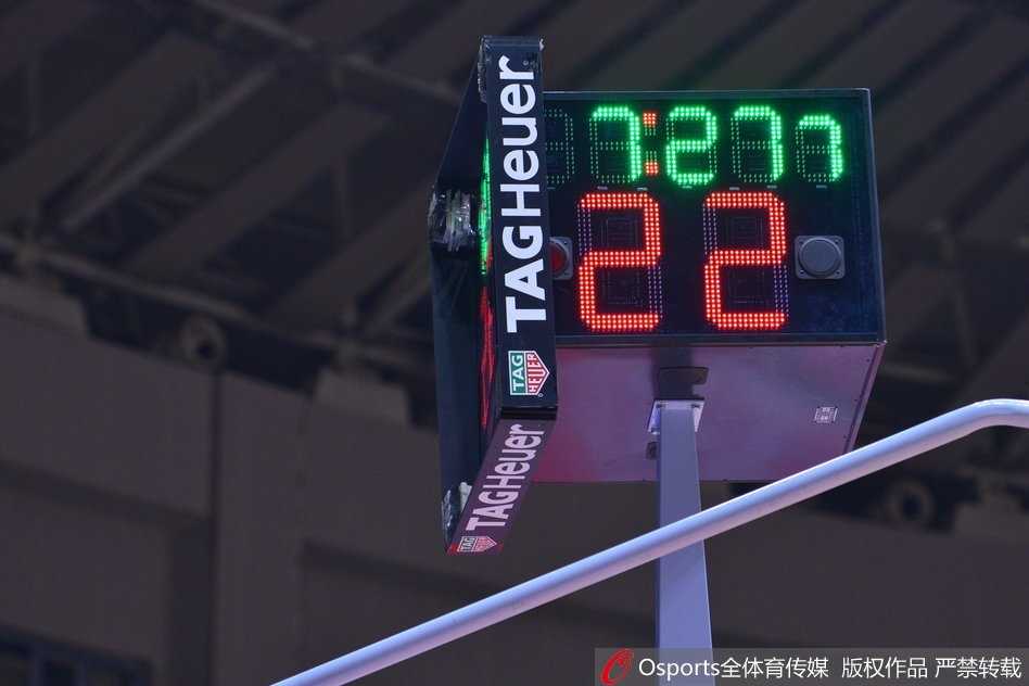 碎裂的记分牌在灯光下显得格外刺眼，现场工作人员匆忙上前查看情况，而广东队外援尼克尔森面露无奈，这意外的小插曲让客场作战的他们雪上加霜