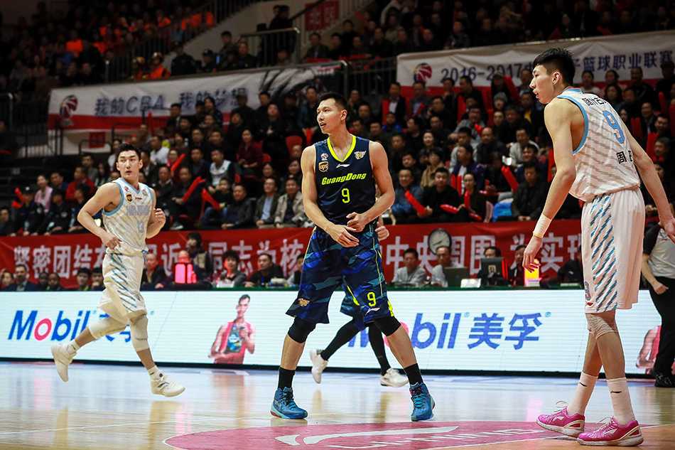 周琦在易建联头顶完成惊天补扣，长臂挂筐俯视防守者，彰显禁飞区霸主气势