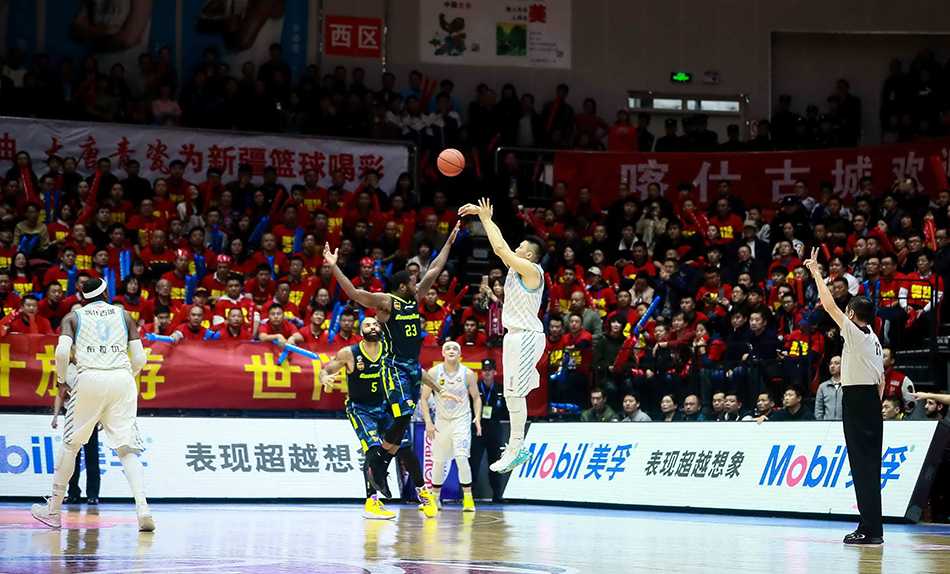 内线双雄周琦与易建联肌肉碰撞，周琦高举长臂干扰易建联的翻身跳投，空中对抗瞬间凝固