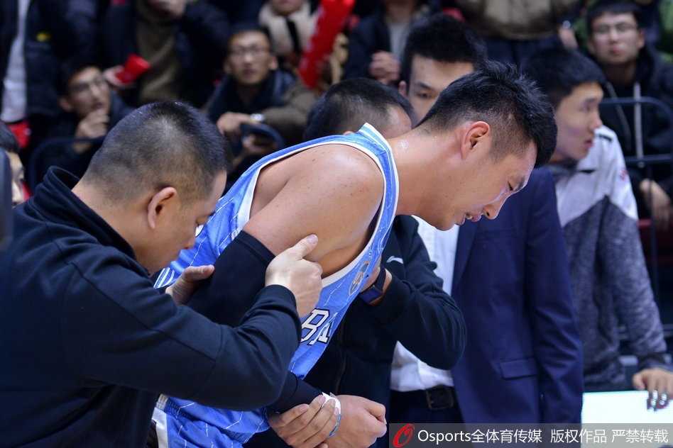 队友和队医迅速围拢，翟晓川在队友的搀扶下勉强起身，脸上写满了痛苦，无法继续坚持比赛。