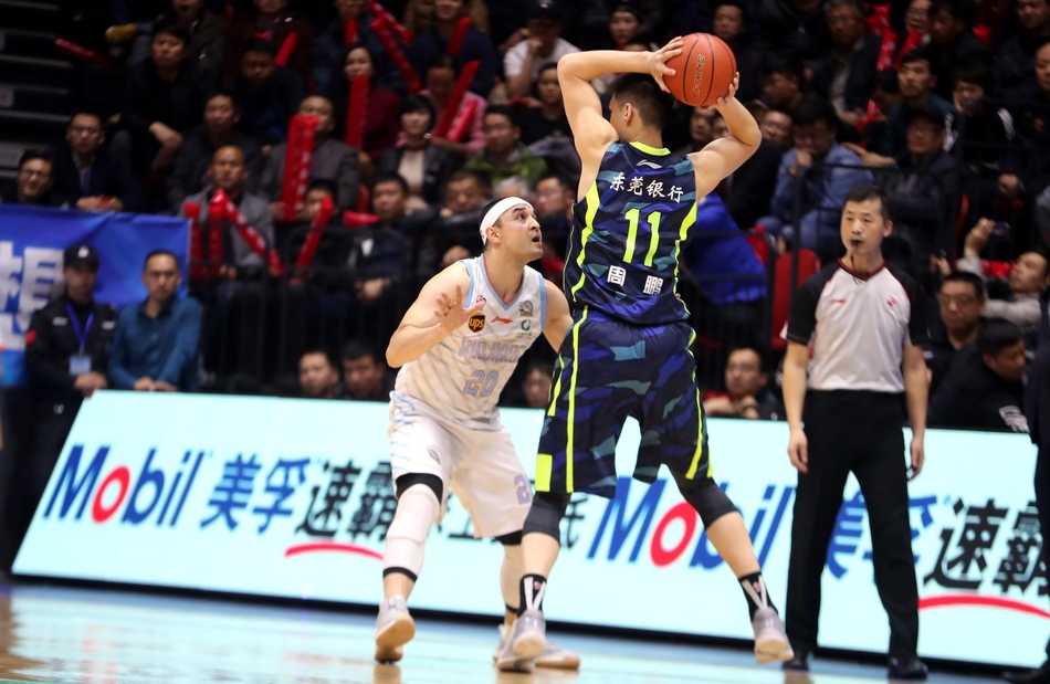 终场哨响，比分牌上的114比130显得格外刺眼，新疆队球员俞长栋低着头，汗水从他的脸颊滑落，他神情落寞地缓缓走向球员通道，身后是广东队员们在场地中央肆意庆祝胜利的狂欢身影。