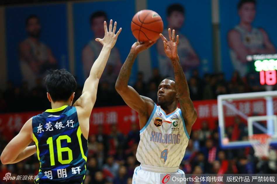 新疆队主帅在场边焦急地指挥着场上球员，他双手摊开，脸上写满了无奈与焦急，身后的看台上，身穿白色T恤的新疆球迷们眼神中充满了失望，他们高举的手臂此刻也显得无力。