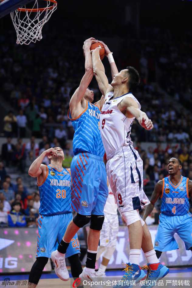 赵睿怒发冲冠，为队友挺身而出，用力推开亚当斯，双方球员迅速围拢。