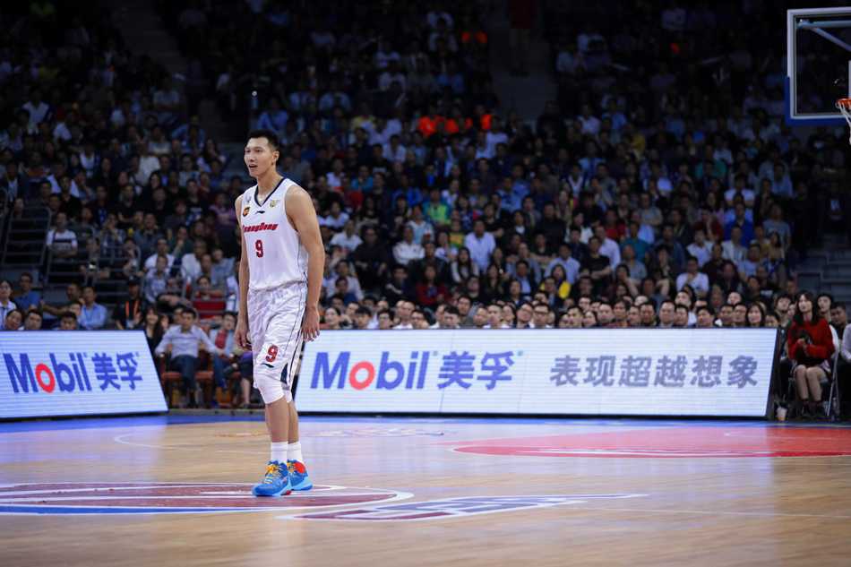 周琦手指缠着厚厚的绷带，眼神坚毅，带伤上阵与对手肉搏拼抢。