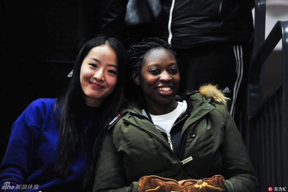 布泽尔的妻子在场边为丈夫的精彩表现欢呼，尽管身处客场，她依然用最大的热情为爱人加油，脸上洋溢着对布泽尔重回巅峰状态的欣慰。