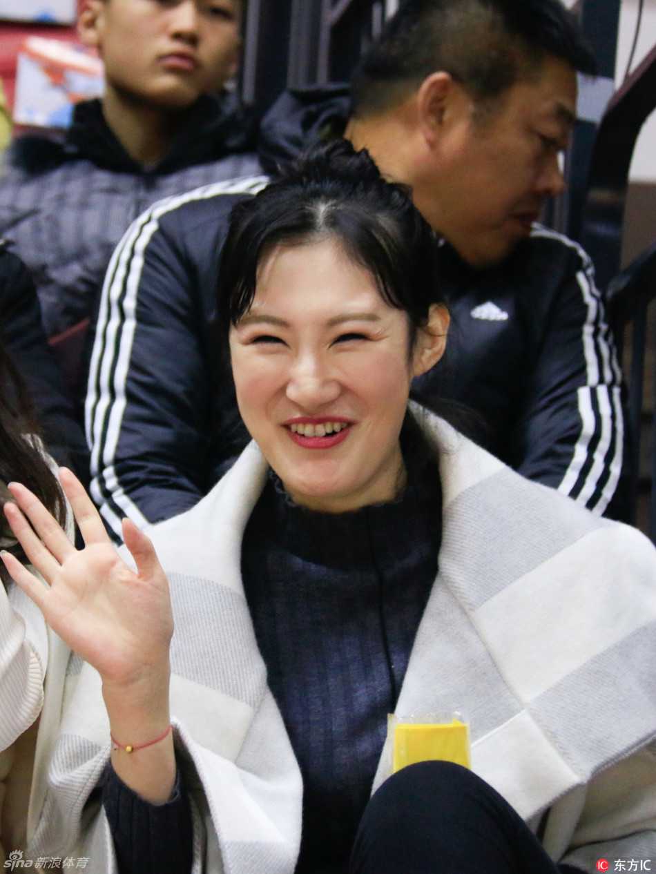 新疆队夺冠的喜悦时刻，孙桐林与队友相拥庆祝，看台上他的女友也激动地站起身来，用手机记录下这属于他们共同的荣耀瞬间。