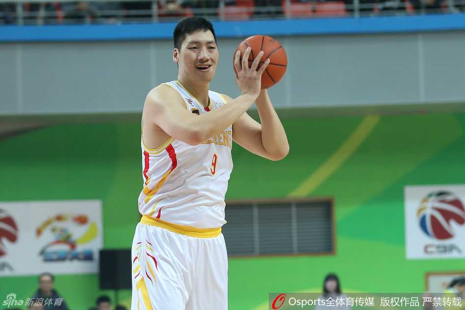 老将唐正东在低位牢牢卡住位置，他沉稳地持球，利用厚实的身躯背打对手，每一次运球都充满了力量与经验。