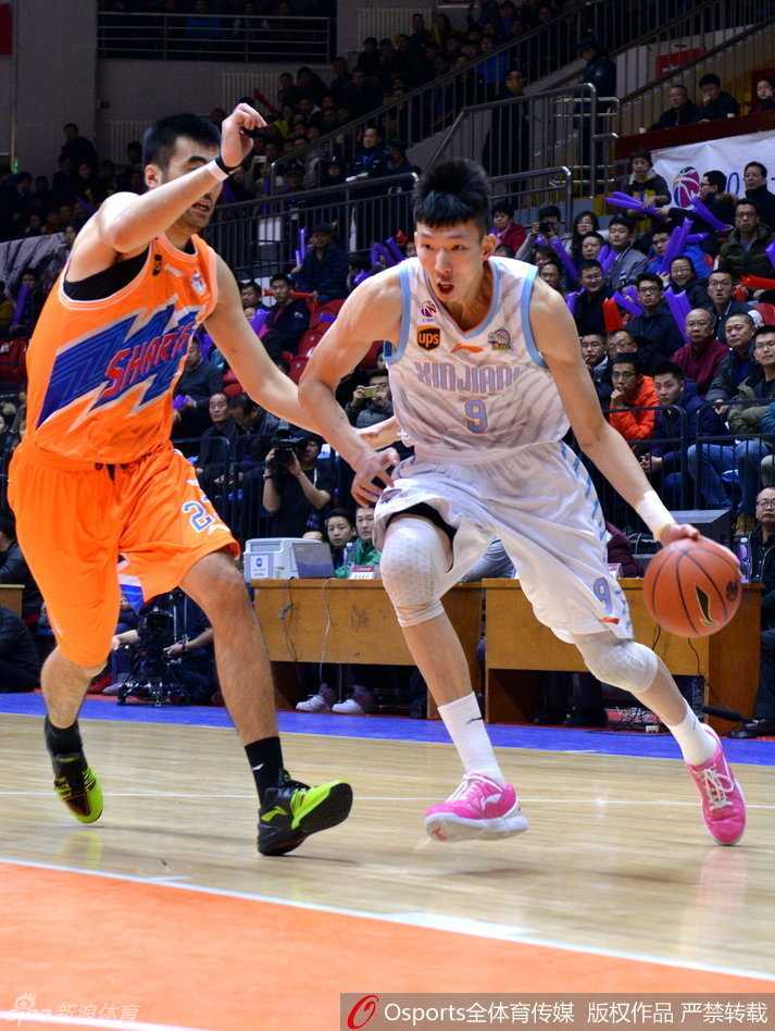 周琦再次持球直面张兆旭，长臂舒展突破上篮，动作舒展而坚决