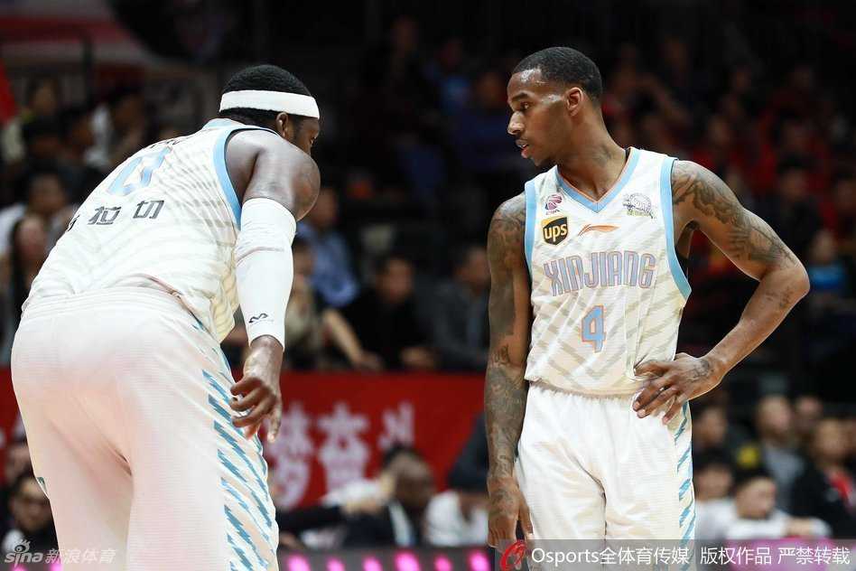 周琦犹如飞天巨兽，迎着易建联的防守强行上篮，两人在空中形成一道激烈的对抗剪影，青春的锋芒与老将的尊严在此刻碰撞。