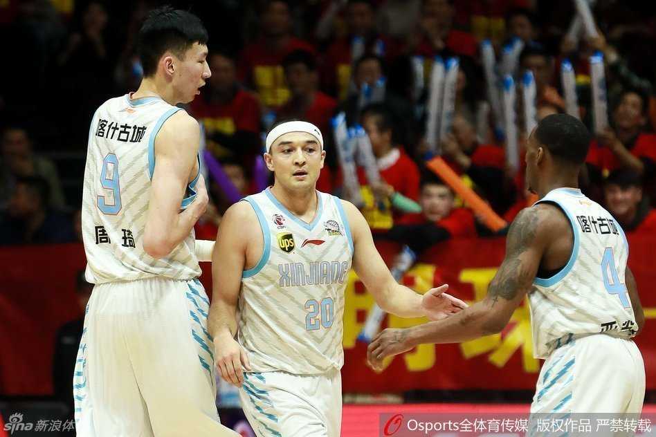 新疆男篮的两位强力外援如巨塔般伫立，他们肌肉紧绷，眼神凌厉，仿佛在向对手展示着牢不可破的铁血防线。