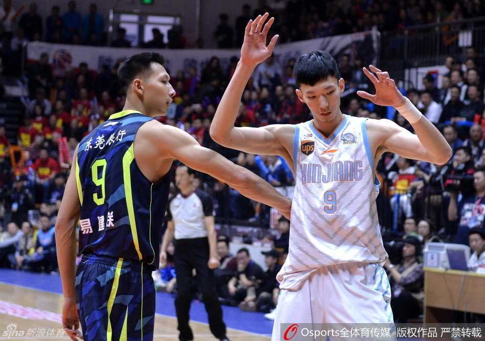 西热力江情绪激动地与当值裁判进行交涉，他的表情写满了无辜与愤慨，汗水顺着脸颊流下，仿佛在诉说着每一次防守的艰辛。