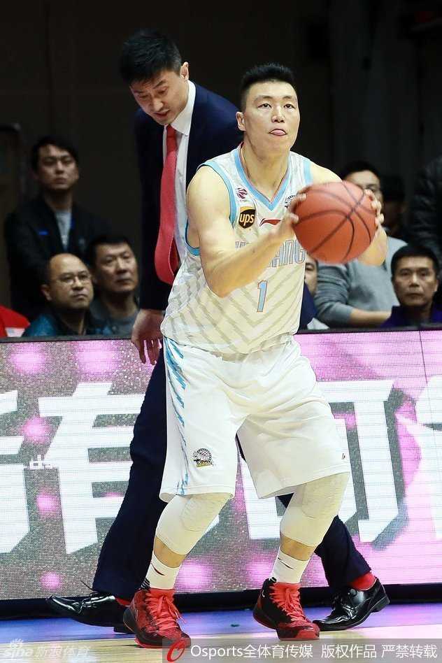 场上两人在卡位中互不相让，肌肉纠缠，眼神交锋，这不仅是身体的较量，更是意志力的暗自比拼，火药味十足。