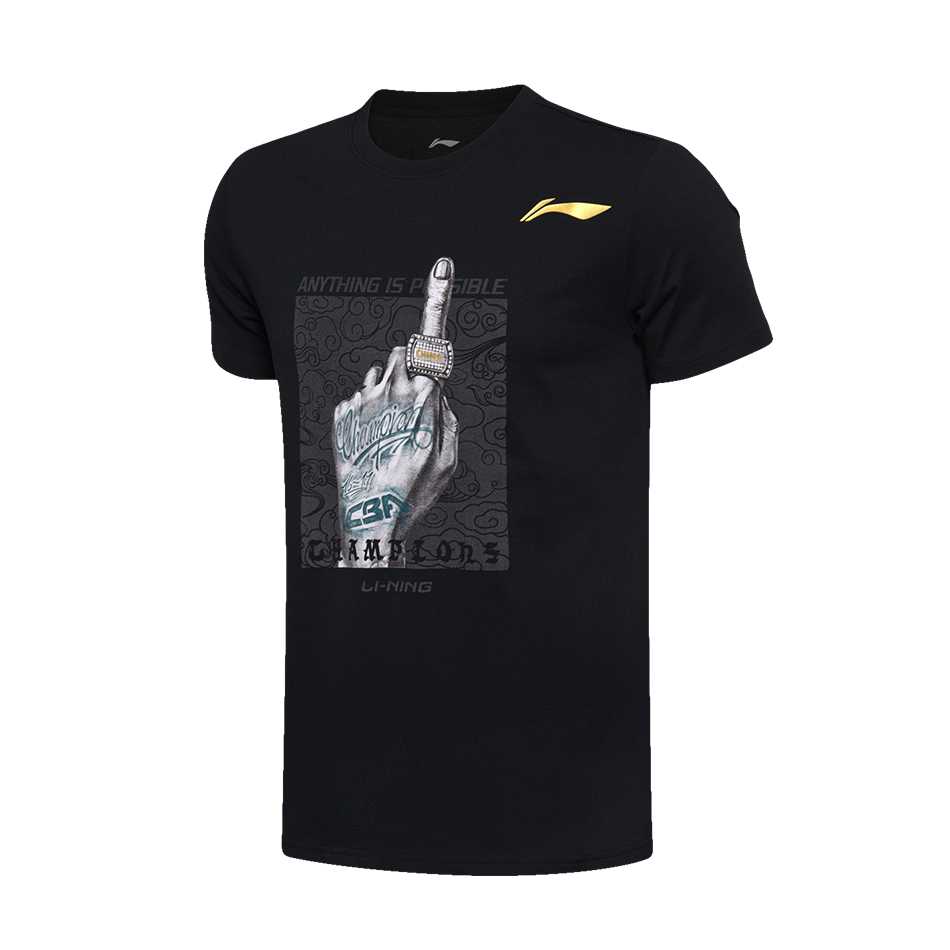 冠军T恤正面，祥云托举起霸气的夺冠手势，指尖的戒指闪耀着“China”荣耀，宣告王者诞生。