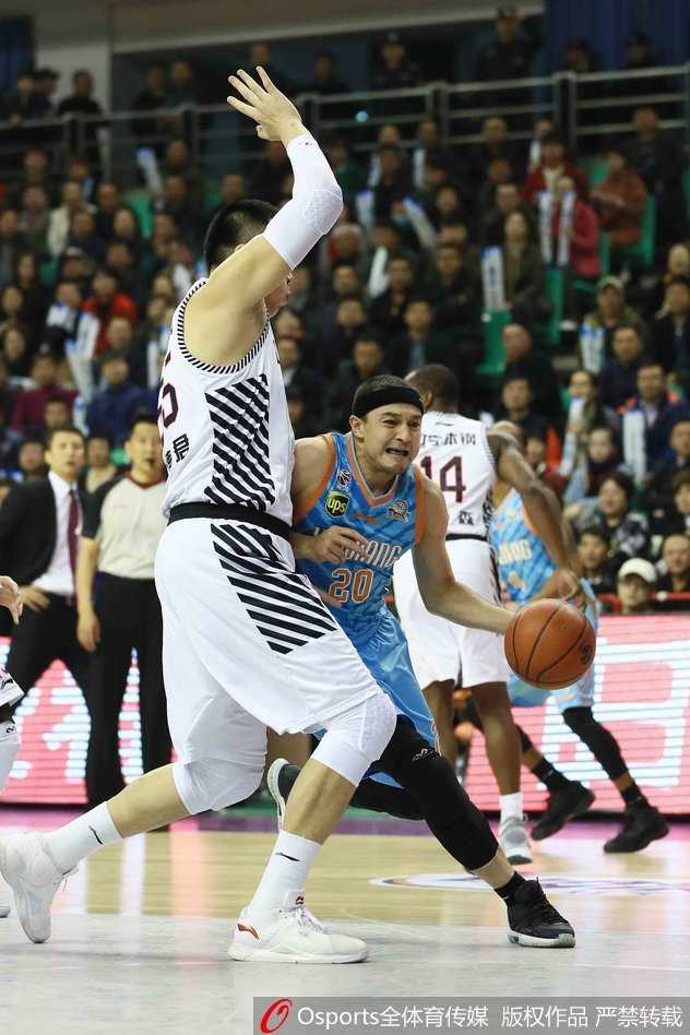 面对新疆队多人围堵，兰多夫毫无惧色，他咬牙强起，试图在肌肉丛林中杀出一条血路完成上篮。虽然防守者遮天蔽日，但这股拼劲正是辽宁队永不放弃的缩影。