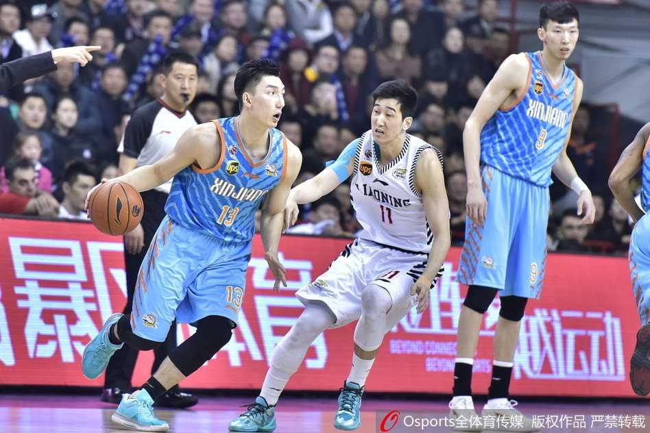 辽宁队的进攻陷入停滞，球交到了外线的刘志轩手中。他面对防守不急不躁，利用娴熟的运球技巧调整节奏，寻找队友的同时，也在观察是否还有突破分球的空间。