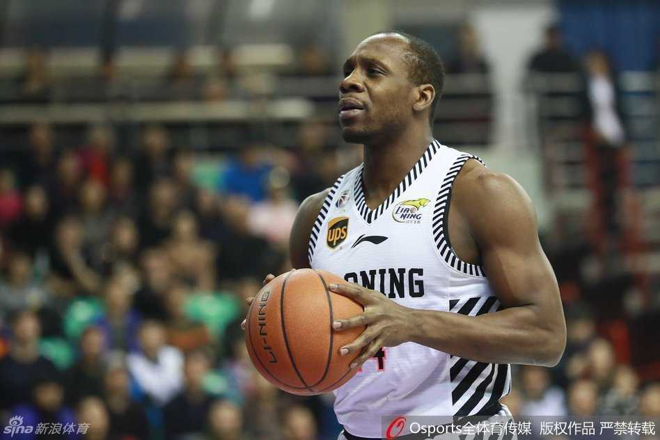 哈德森运球疾驰，他眼神犀利盯着前方，作为辽宁最锋利的尖刀，每一次持球都让对手防线紧张到窒息。