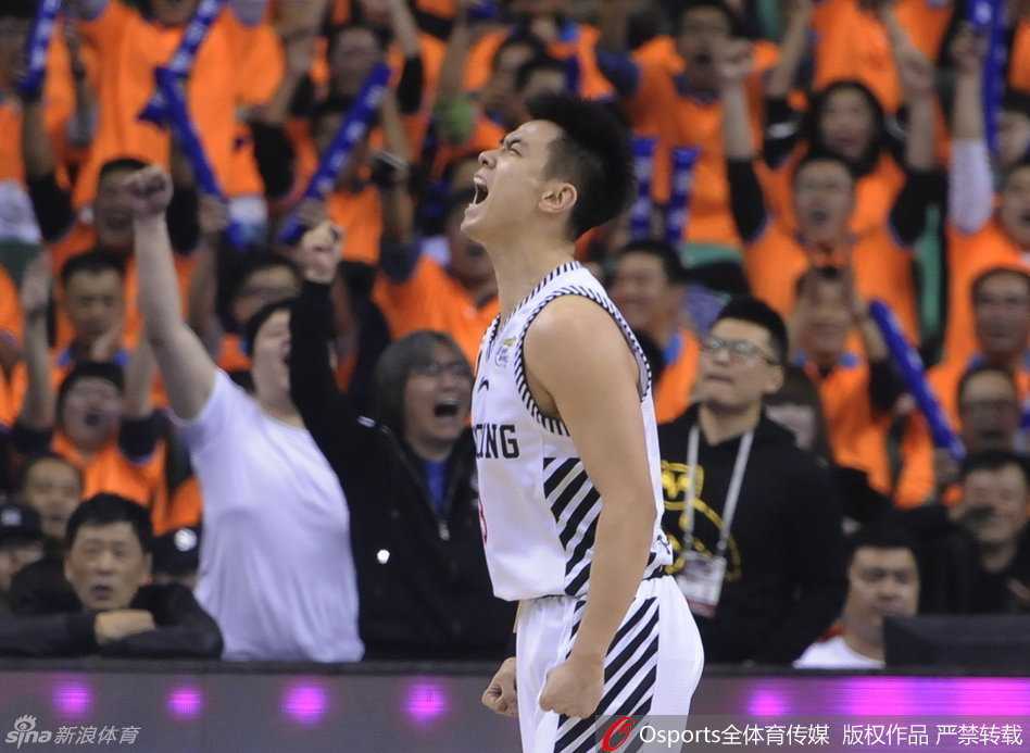 暂停期间，辽宁队主教练郭士强手持战术板，蹲在地上对着郭艾伦和赵继伟面授机宜，两人认真聆听，汗水不断滴落在地板上。