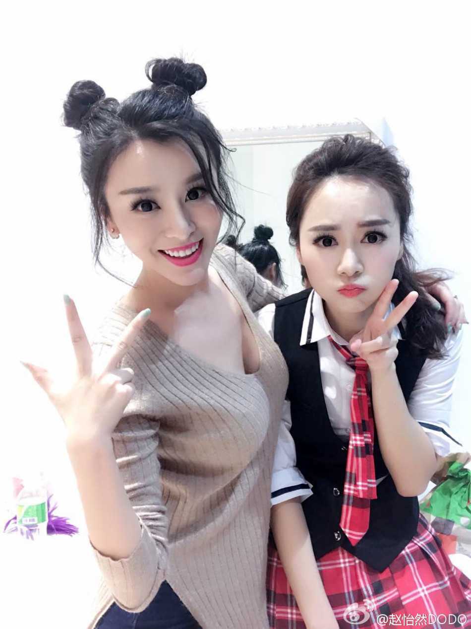 她自水中起身，水珠沿着雪白肌肤滑落，浑圆曲线与紧致腰身一览无余，神情自在，展露健康性感的极致魅力。