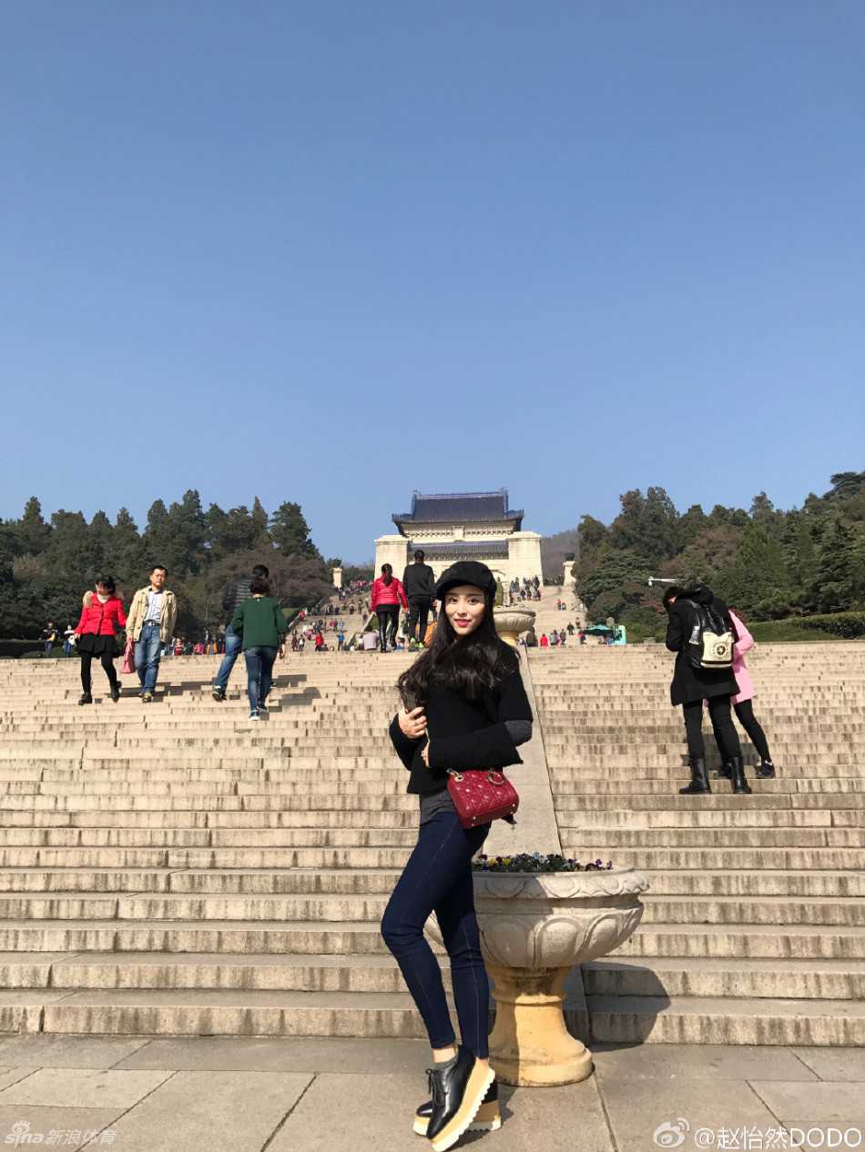 轻披薄纱的她，香肩微露，俏皮地摆弄纱角，眼神灵动，透出若有若无的诱惑，雪白肌肤在薄纱下更显柔嫩。