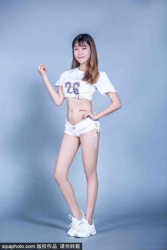 宝贝们席地而坐轻松互动，定格闺蜜间的亲密瞬间