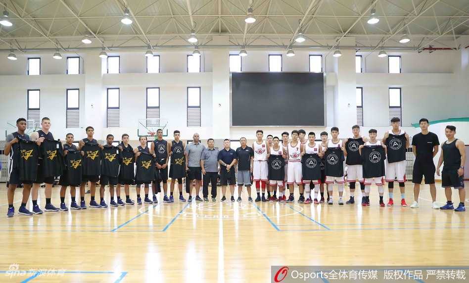 浙江回浦中学的球员们赛前围成一圈，手臂搭着彼此的肩膀，眼神坚毅如铁，仿佛要将主场的气势凝聚成一股蓝色的火焰。