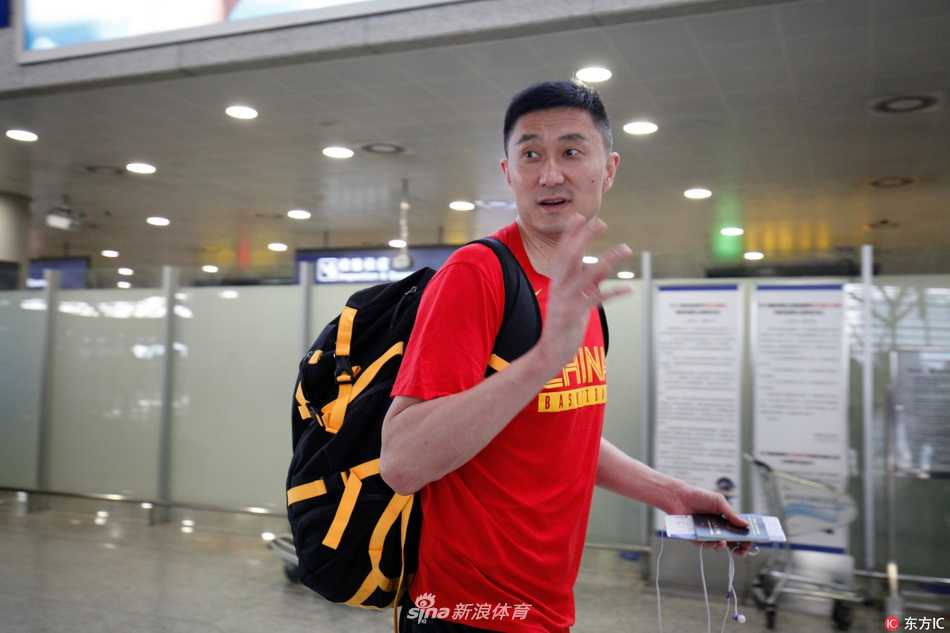 主教练杜锋在场边眉头紧锁，双手比划着战术手势，身旁的助教神情专注，背景是记分牌上焦灼的比分。