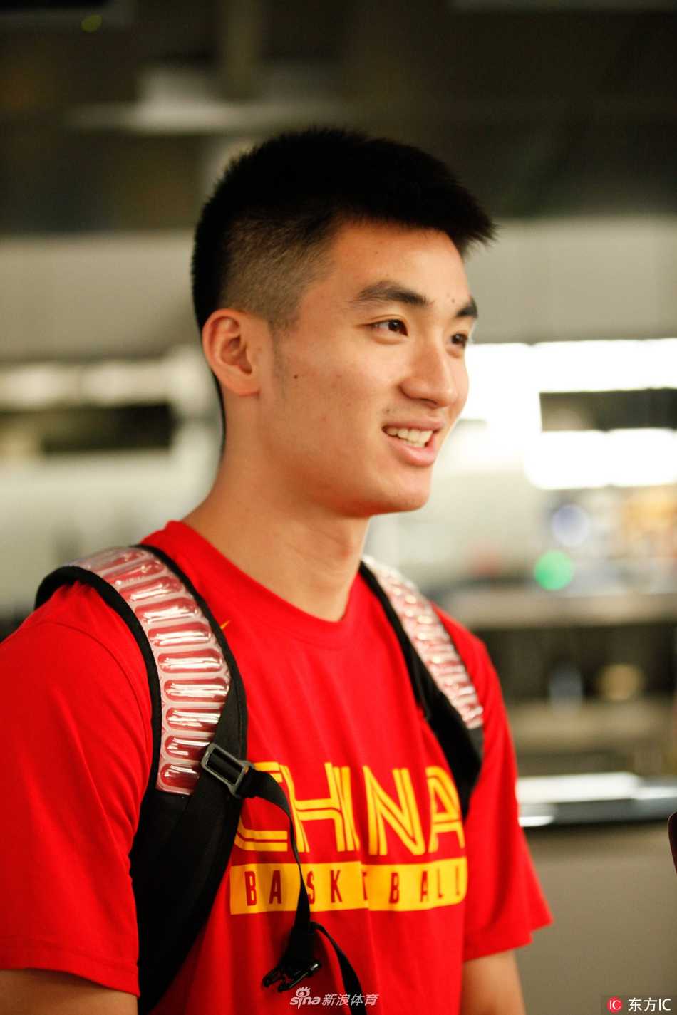 李根在候机大厅神态轻松，厚重的羽绒服搭在手臂上，眼神中透露出对这次跨越季节的挑战充满期待与自信。