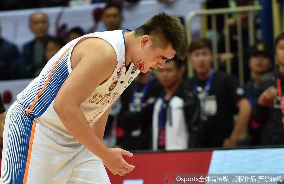 徐煜峰带伤回归赛场，眉骨贴着胶布血迹斑斑，他在篮下高高跃起拼抢篮板，毫无畏惧