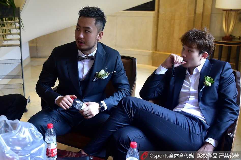 甜蜜定格，新人手捧鲜花在亲友簇拥下合影，画面中每个人脸上都洋溢着笑容