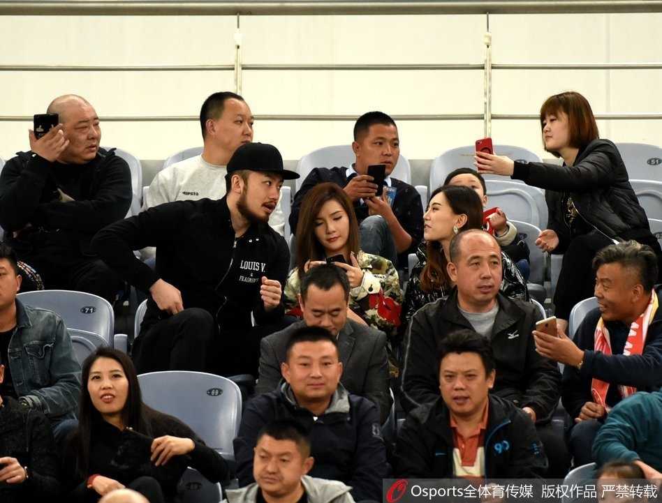 塔尔德利在进球后激情滑跪庆祝，看台上的睢冉夫妇也情不自禁起身鼓掌，与全场沸腾的橙色海洋融为一体。