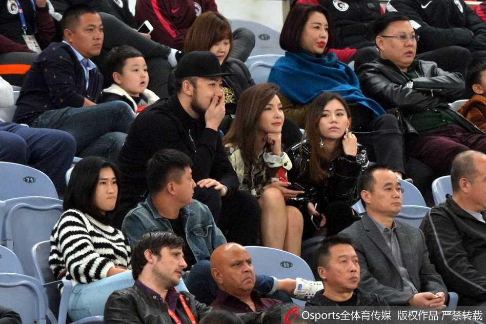 睢冉揽着妻子的肩膀缓缓步出体育场，妻子的长裙在夜风中飘动，两人在灯光的映衬下留下一道修长的背影。