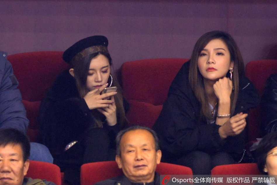 终场哨响，山东队遗憾落败。看台上的睢冉爱妻神情略显落寞，眼神中透出一丝难以置信。她看着场内失落的丈夫和队友们，此刻的寂静与赛前的喧闹形成鲜明对比，德比战的残酷在这一刻展现得淋漓尽致。