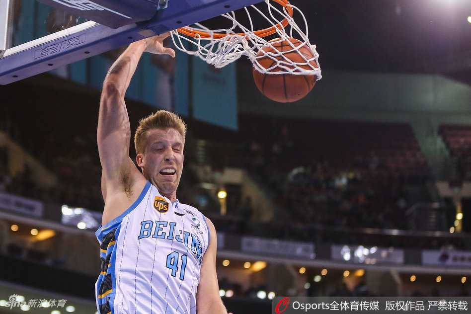 浙江队威姆斯面对三人包夹强行上篮，身体在空中完全舒展，如同拉满的弓弦，充满了悲壮的个人英雄主义色彩。