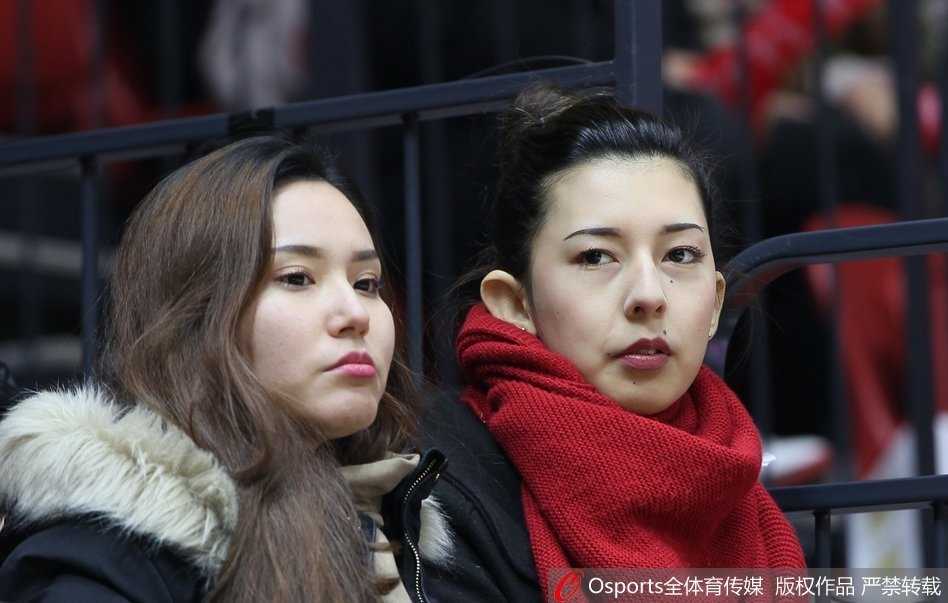 低头的瞬间，一缕发丝轻轻垂落。这位女生安静地坐在观众席上，面容精致得像从画报中走出，却用最专注的姿态告诉世界：美女也懂篮球。