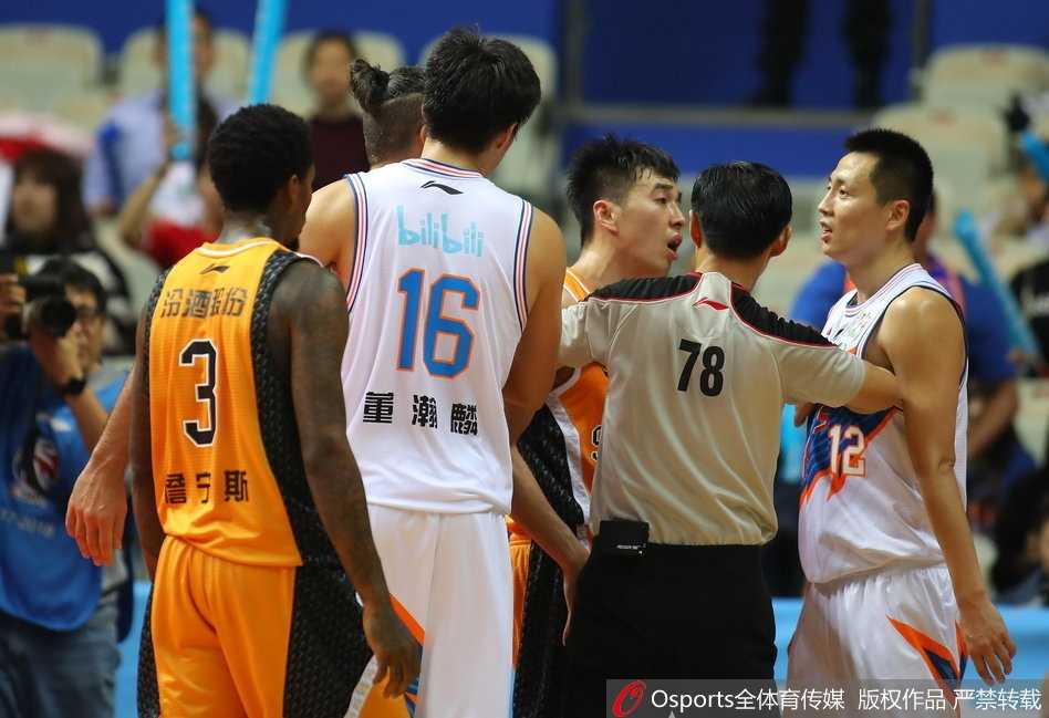 冲突之后，斯科拉在进攻端更加凶猛，他面对上海队的多人包夹防守，依然强硬地将球放入篮筐，眼神中满是坚毅。