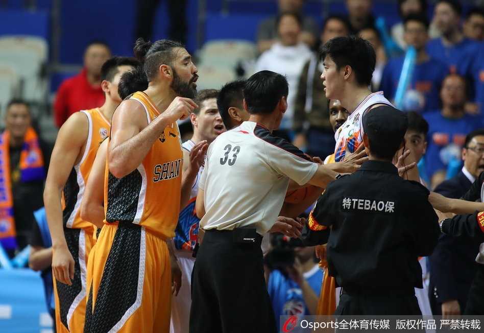 弗雷戴特在山西队外援詹宁斯的贴身防守下，依然高高跃起，出手三分，皮球在空中划出一道美丽的弧线直坠网心。