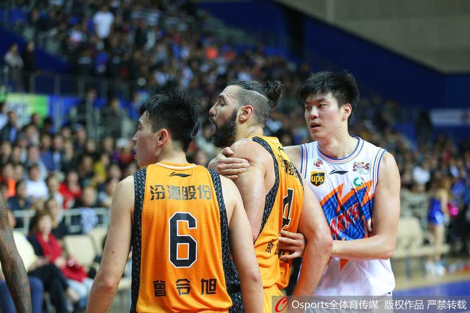 裁判和技术人员将冲突双方隔开后，现场气氛依然紧张，斯科拉在队友的簇拥下，眼神中带着不甘与怒火望向上海队的替补席。